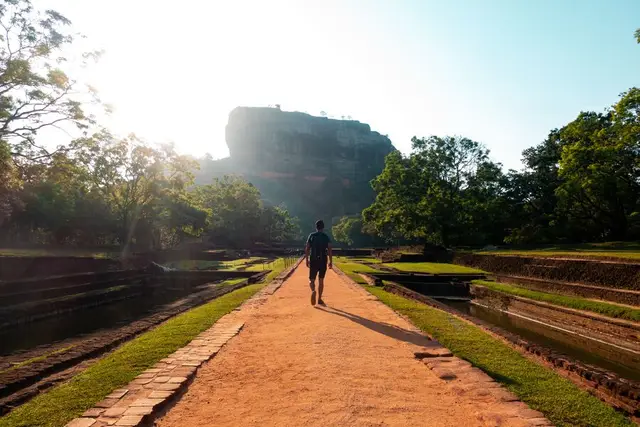 Viajante caminhando rumo à fortaleza de Sigiriya, no Sri Lanka